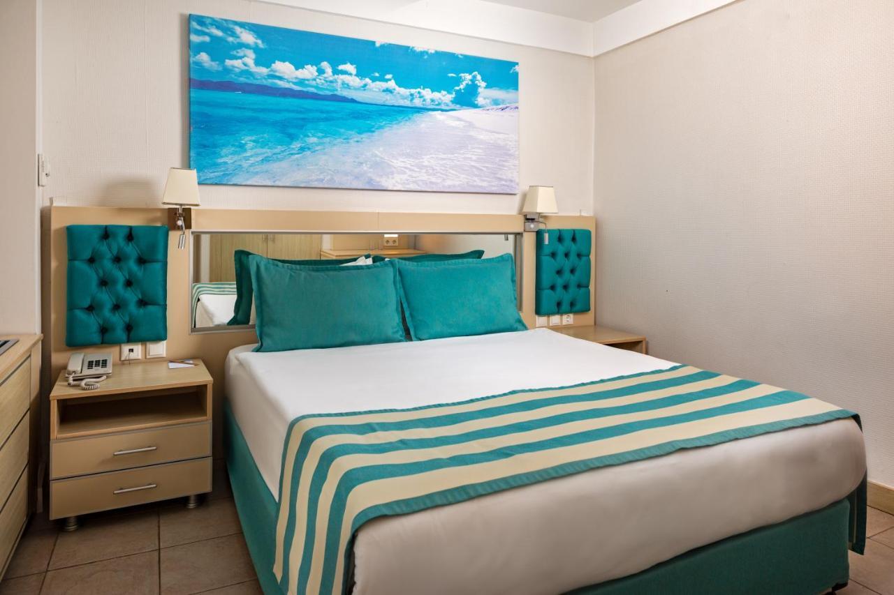 Tt 호텔 하이드로 클럽 케메르 외부 사진 A bedroom at the Iberostar Grand Hotel Bávaro