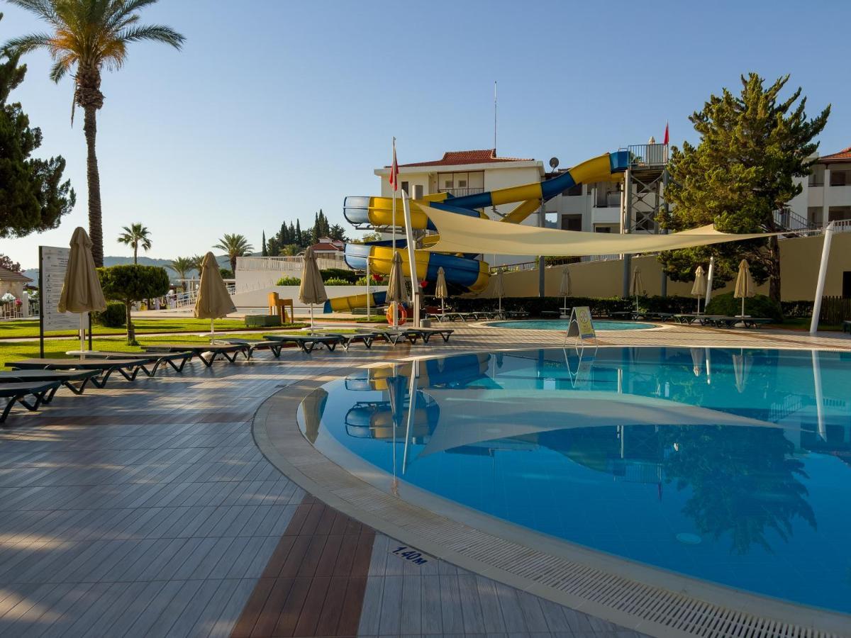 Tt 호텔 하이드로 클럽 케메르 외부 사진 A swimming pool at a hotel in Turkey